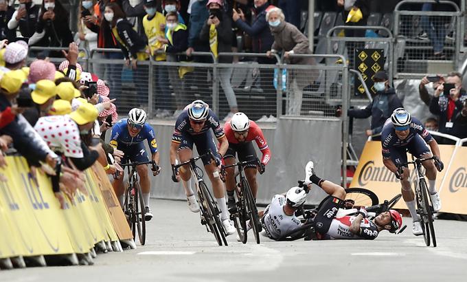 Tim Merlier je zmagal, v boj za etapno zmago pa se nista vmešala Caleb Ewan in Peter Sagan, ki sta se se dotaknila in padla. Slovak se je hitro pobral, Avstralec pa je ni odnesel tako srečno. Tudi pri njem sumijo, da se je poškodoval. | Foto: Guliverimage/Vladimir Fedorenko