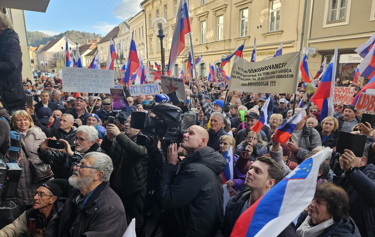 Janez Janša, Trenta, SDS | Zbrana množica je med drugim vzklikala "mafija, mafija", a jim je prvak SDS dejal, da to ni ustrezna beseda za slovensko krivosodje, saj mafija spoštuje nekaj pravil, tukaj pa gre po njegovih besedah samo za oblast. | Foto STA