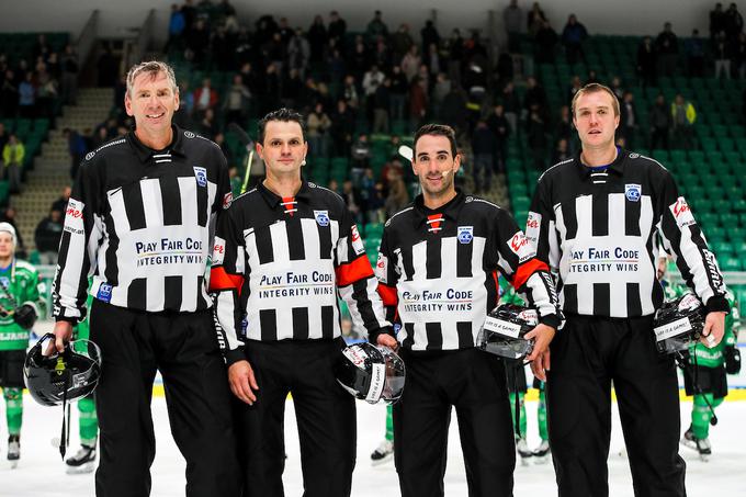 Sodniško znanje bo Racicot, na fotografiji v družbi Milana Zrnića, Christopha Sternata in "linijca" Gašperja Jake Zgonca, na kolege v ligi ICEHL prenašal še v novembru. | Foto: Morgan Kristan/Sportida