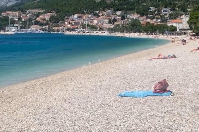 Slikovita plaža v Baški Vodi sredi dneva tako rekoč sameva.  |  Foto: Bralec | Foto: 