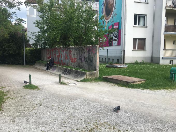 V okviru projekta, ki podpira majhne lokalne akcije prebivalcev in prebivalk Ljubljane, bodo na Masarykovi za čakajoče na avtobus ali vlak ob spregledanem zaklonišču do konca poletja postavili novo klop. Pobudnici akcije sta Lea Denša in Sanja Daljavec. | Foto: Lea Denša in Sanja Daljavec