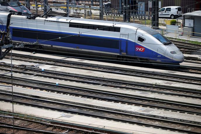 TGV, SNCF | Sojenje bo potekalo do 16. maja. Sodniki bodo morali odločiti, kdo je odgovoren za preveliko hitrost in prepozno zaviranje. (Fotografija vlaka je simbolična.) | Foto Reuters