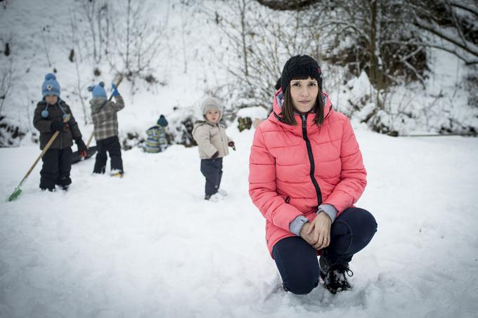 Darja, ki je zadnja leta delala kot novinarka, med drugim tudi na našem portalu in iskreni.net, se je po zadnjem paru dvojčkov odločila, da se redni službi začasno odpove. "Doma sem ostala predvsem zaradi odnosov. Odnos potrebuje čas in osebo, ki bo imela energijo zanje. Jaz pa je po osemurnem delovniku in uri vožnje do doma preprosto nisem imela." | Foto: Ana Kovač