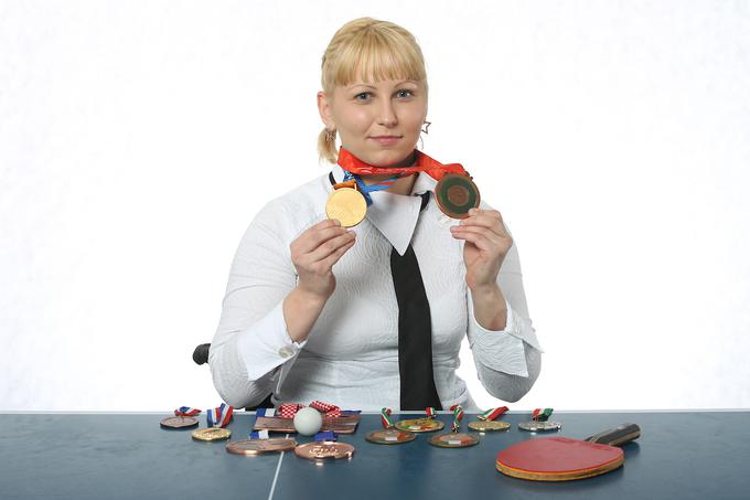 V svoji vitrini ima cel kup odličij, tudi zlato paraolimpijsko medaljo iz Aten in bron iz Pekinga.  | Foto: Vid Ponikvar