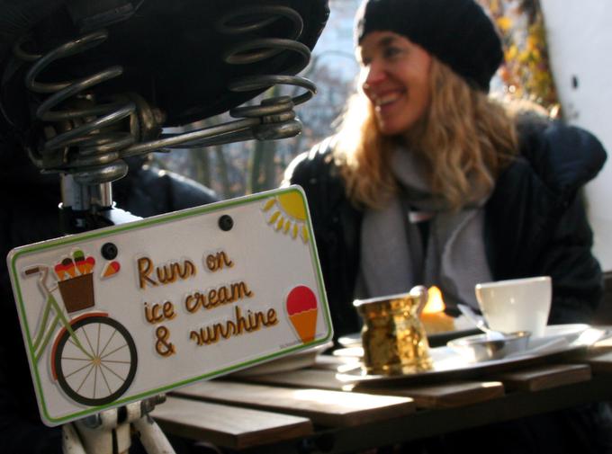 Trenutno je na voljo deset različnih dizajnov, tablice pa na kolo na estetski način pritrdite z na novo razvitim in zaščitenim držalom. | Foto: KickAss BikePlates