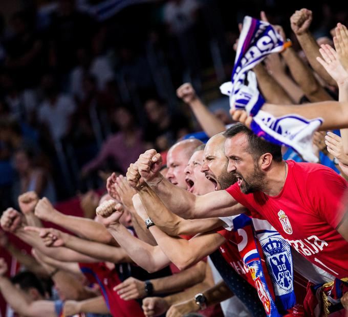 Tudi srbska reprezentanca računa na šestega igralca - navijače. | Foto: Vid Ponikvar