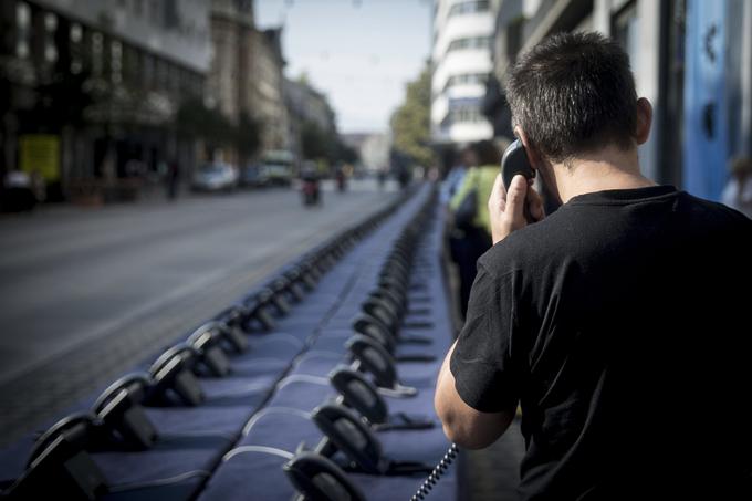 Na vsakem telefonu je posnet drugačen primer stiske. | Foto: Ana Kovač