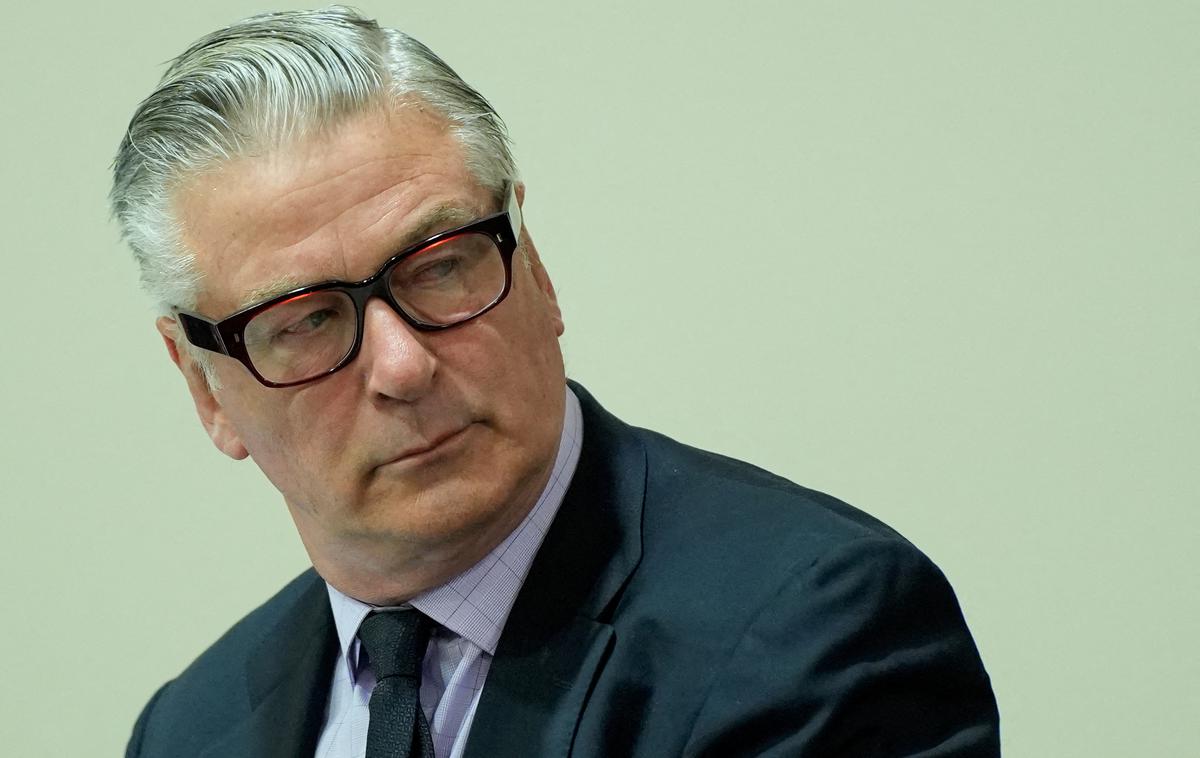 Alec Baldwin | "Današnja odločitev o opustitvi pritožbe dokončno pritrjuje temu, kar smo Alec Baldwin in njegovi odvetniki govorili od začetka – da je šlo za nepopisno tragedijo, vendar Baldwin ni storil nobenega zločina," sta povedala njegova zagovornika Luke Nikas in Alex Spiro. | Foto Reuters