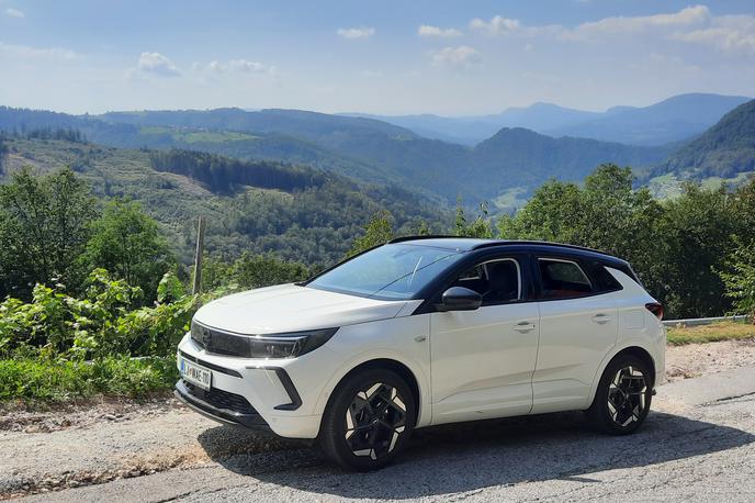 Opel Grandland GSe | Sprednji kolesi ženeta 147-kilovatni bencinski motor in 81-kilovatni elektromotor, 83-kilovatna elektrika pa skrbi za pogon zadaj. | Foto Aleš Črnivec