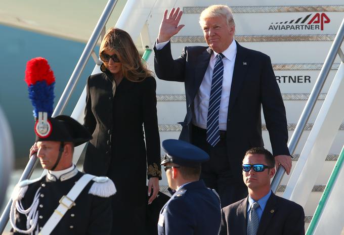 Melania možu med državniško turnejo ni hotela podati roke. V svetu strogega protokola je poračunavala svoje družinske zadeve. | Foto: Reuters