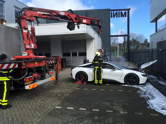 Potem ko so i8 spustili na trdna tla, so morali še ujeti vso vodo in jo zaradi povečanih koncentracij kislin in strupenih snovi primerno shraniti. | Foto: Brandweer Midden-en West-Brabant