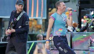 Frontman skupine Coldplay padel v luknjo na odru #video