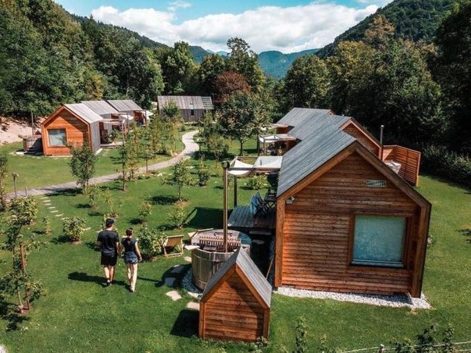 Letos je glamping Gorska pravljica obiskalo kar 90 odstotkov tujih gostov. Lani je bilo razmerje ravno obratno. Kako bo leta 2022? | Foto: Instagram & Imdb