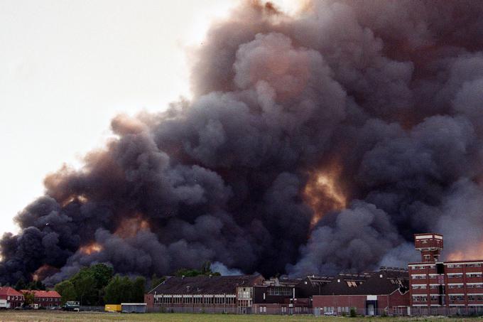 Silovitost eksplozije v Enschedeju je bila po uradnih podatkih primerljiva z eksplozijo približno ene tone eksploziva TNT. Za primerjavo - eksplozija atomske bombe nad japonsko Hirošimo leta 1945 je bila po tem kriteriju približno 15.000-krat močnejša.  | Foto: Reuters