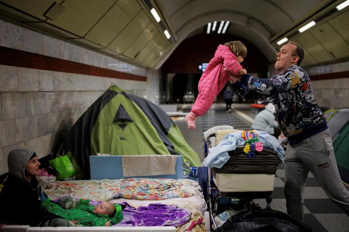 Otroci | Otroci bodo nameščeni v ljudski šoli v Slavini, spremljevalci oz. strokovno osebje pa v prostorih srednje gozdarske in lesarske šole v Postojni. (Fotografija je simbolična.) | Foto Reuters