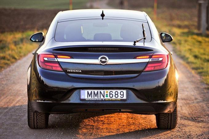 Petvratne limuzine, kot je na primer opel insignia, imajo na zadnjih vratih tudi brisalec. | Foto: Ciril Komotar