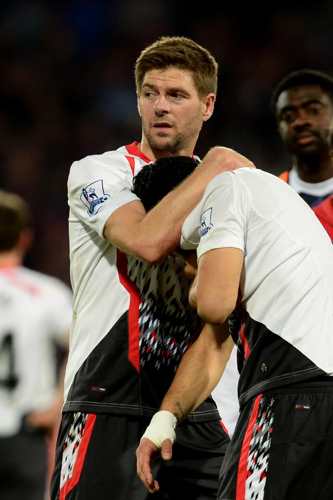 Steven Gerrard in Luis Suarez sta po veliki zapravljeni priložnosti objeta jokala kot mala otroka. Trofejo za najboljšega v Angliji pa je dvignil Manchester City. | Foto: Getty Images