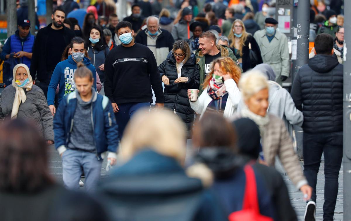 Berlin | V nemški prestolnici na številnih obljudenih krajih opozarjajo na pomen preventivnih ukrepov. | Foto Reuters