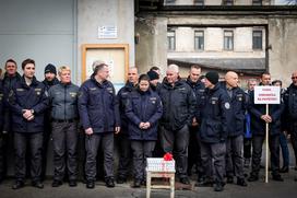 Protest pravosodnih policistov na Povšetovi