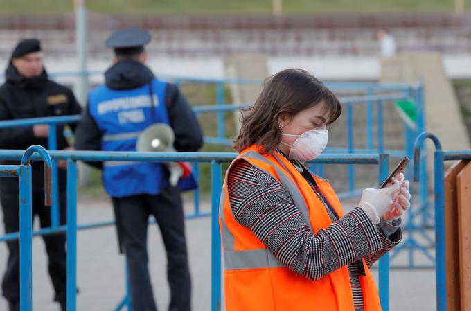 Lahko bi se akterje kontorliralo dnevno in bi bili ti že pred tem v tritedenski karanteni v Franciji, a to ni rešitev, poudarja Devi Sridhar. | Foto: Reuters