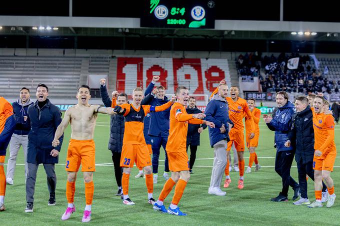 Albert Riera si je dal duška pri proslavljanju z nogometaši Celja. | Foto: Guliverimage