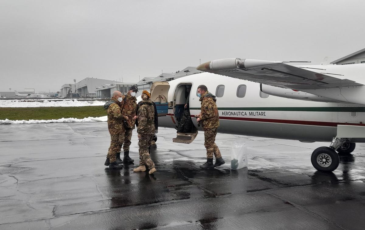 Zdravstveni delavci italijanske vojske za zdaj ne bodo več pomagali v slovenskih bolnišnicah | Minister za zdravje Poklukar je poudaril, da bodo z njimi ostali v stiku, če bo Slovenija morda še potrebovala pomoč oz. obratno. | Foto Twitter Slovenska vojska