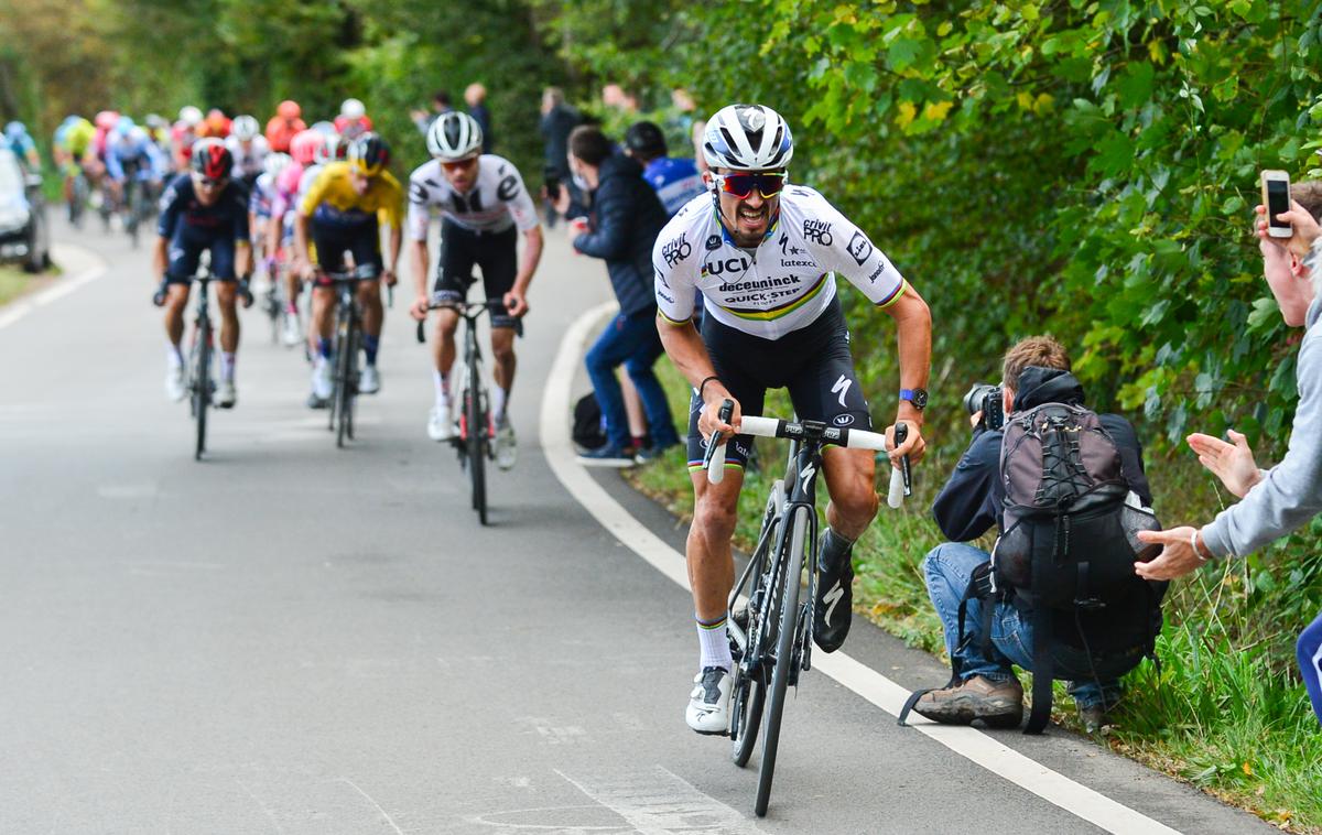 Julian Alaphilippe | Julian Alaphilippe je tako kot na svetovnem prvenstvu skočil in poskušal pobegniti tekmecem, a mu je tokrat trojica sledila, v njej sta bila Primož Roglič in Tadej Pogačar. | Foto A.S.O./Gautier Demouveaux