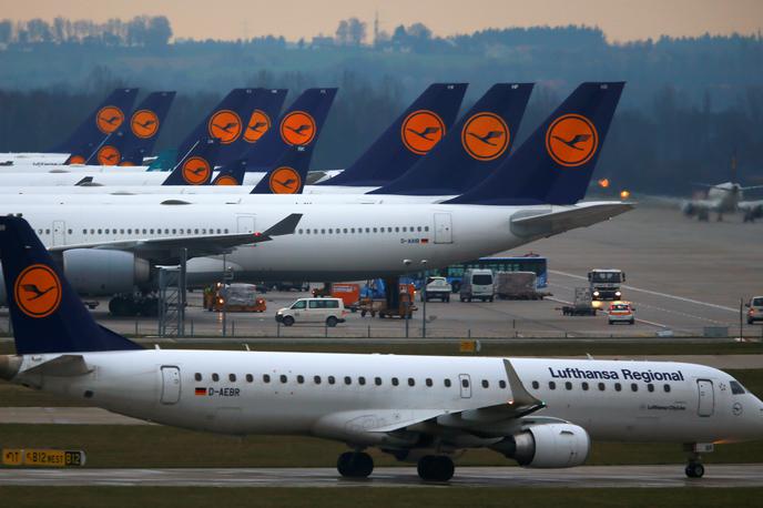 Lufthansa | Letalska industrija se letos spopada s pomanjkanjem kadra, saj so prevozniki v letih epidemije koronavirusa močno zmanjšali število zaposlenih. Teh pa zdaj, ko se je stanje glede koronavirusa približno stabiliziralo, ne morejo najti. | Foto Reuters