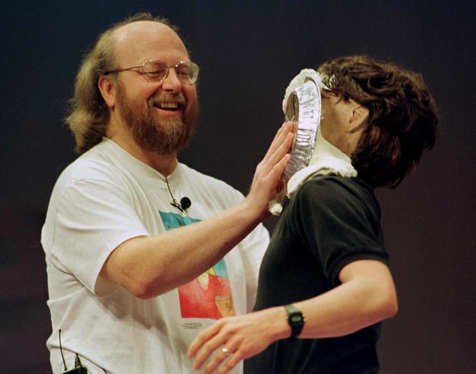 James Gosling (levo) je letos dopolnil že 62 let, a še vedno aktivno dela. Maja letos se je zaposlil pri ameriškem podjetju Amazon in dobil eno vodilnih vlog pri Amazon Web Services, ki je največji ponudnik računalništva v oblaku na svetu. | Foto: Reuters