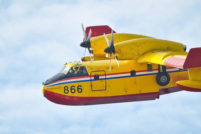 Hrvaški canadairji imajo veliko dela predvsem poleti, zaradi izkušenj pa so posredovali tudi že na misijah v Izraelu, na Portugalskem … V enem napornejših let so na primer zabeležili krepko prek 600 akcijskih ur. To pomeni okoli 37 tisoč ton vode v odvrženih vodnih bombah in skoraj 600 tisoč litrov porabljenega letalskega goriva. | Foto: Jure Gregorčič