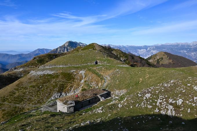 Pogled s Kora proti Slatniku in naprej proti Črni prsti | Foto: Matej Podgoršek