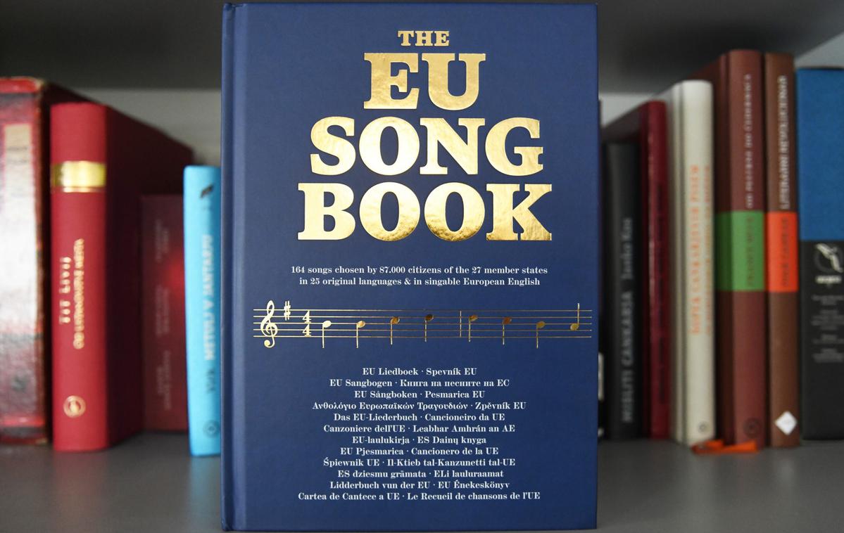 Knjiga Pesmarica EU,  (The EU Song Book) | Vsaka od 164 pesmi je predstavljena za solo glas, z akordi in besedili, ki so zapisana tako v 25 izvirnih jezikih in treh abecedah kot tudi v spevni evropski angleščini. | Foto STA