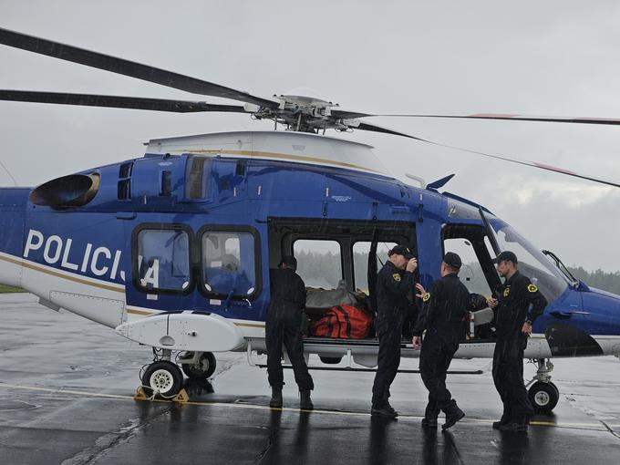 Posadki sta na Brniku sprejela generalni direktor Policije Senad Jušić in namestnik načelnika generalštaba Slovenske vojske brigadir Uroš Paternus. | Foto: STA