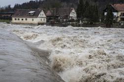 Nesreča na reki Savi: v vodo s čolna padlo osem ljudi, eno osebo odneslo