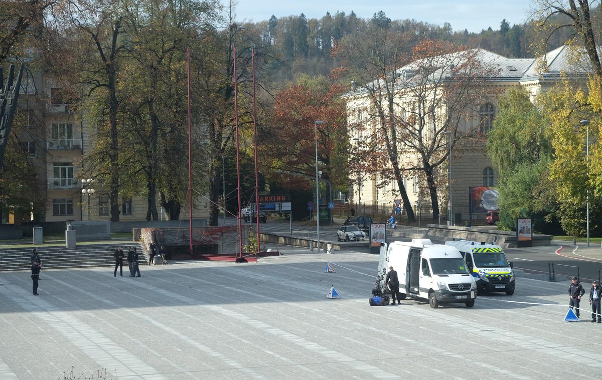 trg republike, policija, kovček | Foto STA