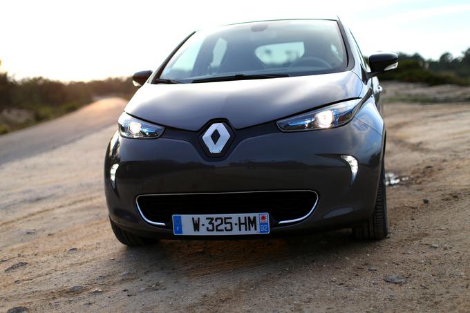 Renault je prenovljenega zoeja opremil z baterijo, ki ima kapaciteto 40 kilovatnih ur in ta avtomobilu zagotavlja okrog 300 kilometrov realnega dosega. Zoe tako kot prvi velikoserijski avtomobil prebija psihološko mejo elektromobilnosti in iz tega vidika velja za enega ključnih avtomobilov leta 2016. Na slovenske ceste prihaja že januarja. | Foto: Gregor Pavšič