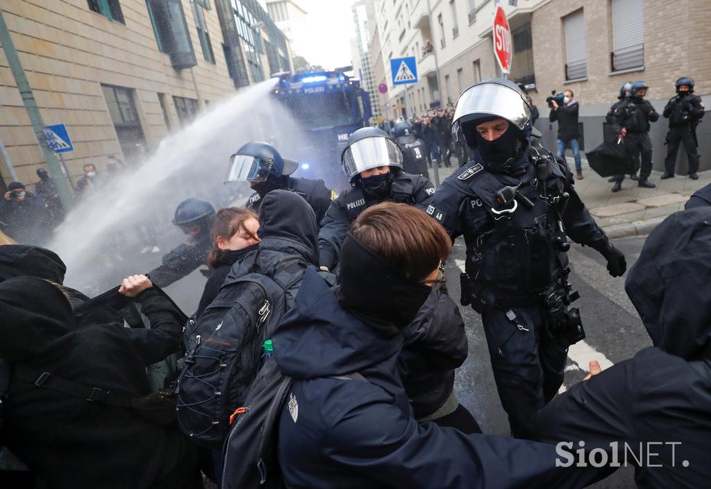 Policija nad protestnike v Frankfurtu