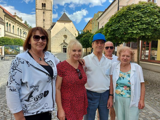 Janjina mama Darja (druga z leve) v družbi najboljše prijateljice Mihaele, Janijinih starih staršev Pavle in Jožeta in Darjinega bratranca Rada.  | Foto: Alenka Teran Košir