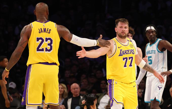 LeBron James in Luka Dončić sta v zadnji četrtini še kako pogrešala ob sebi Austina Reavesa. | Foto: Reuters