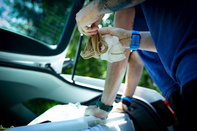 V vročih dneh športni maserji pripravijo tudi hladilne nogavice. V ženske najlonke natlačijo led, jih zavežejo in ločijo na posamezne enote.  | Foto: Ana Kovač