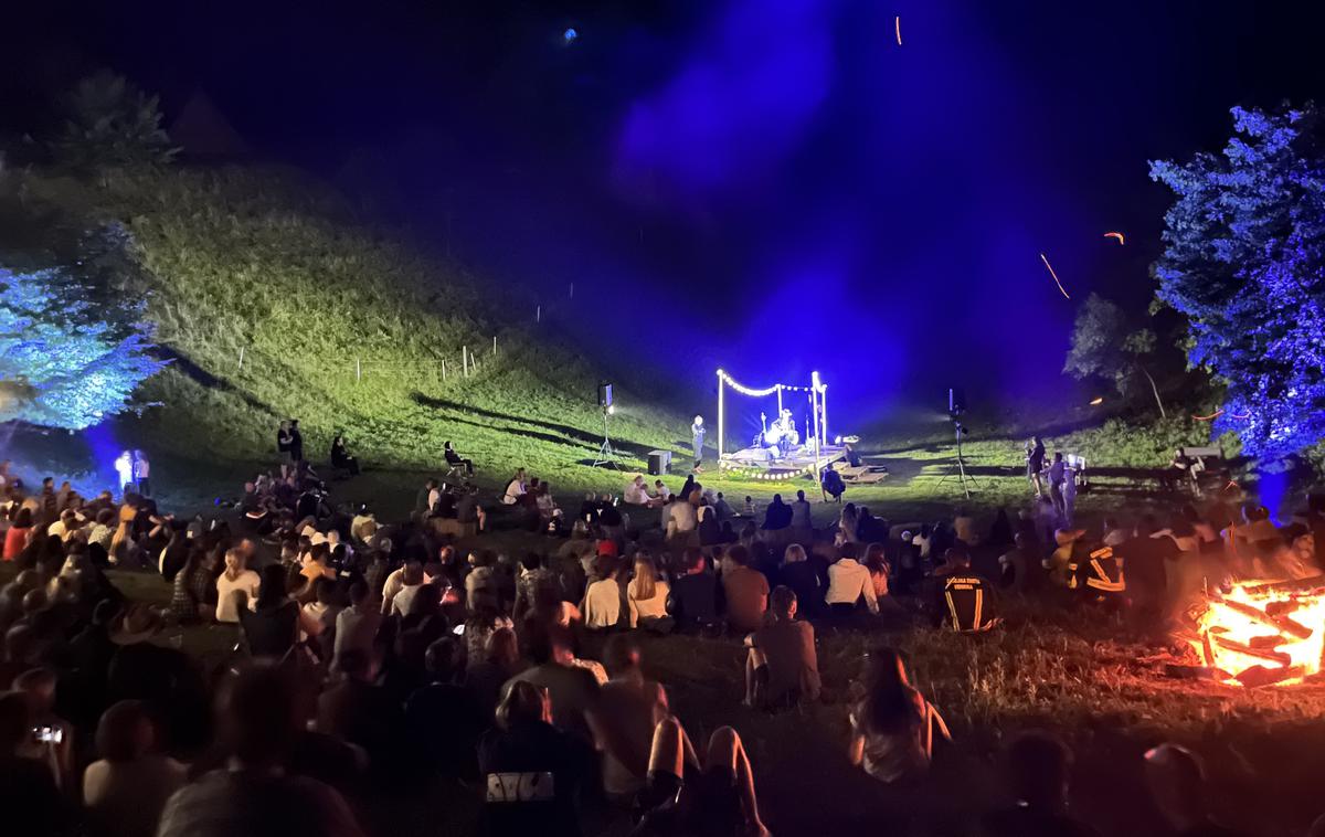 inkluzivni park | Kraška vrtača v Inkluzivnem parku, ki služi za prizorišče zdaj že tradicionalnih koncertov ob kresni noči. | Foto Arhiv organizatorja