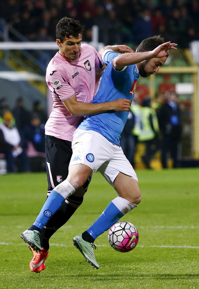 Siniša Anđelković (levo) v boju z najboljšim strelcem serie A, Argentincem Gonzalom Higuainom (Napoli). | Foto: 