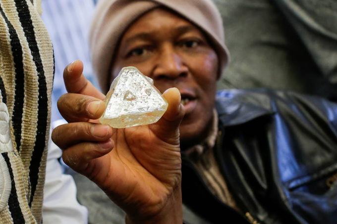 Sierra Leone je v svetu najbrž najbolj znana po diamantih, ki so tudi daleč najpomembnejši izvozni produkt države. Diamanti danes pomenijo okrog 30 odstotkov vrednosti surovin, ki jih Sierra Leone izvozi v tujino.  | Foto: Reuters