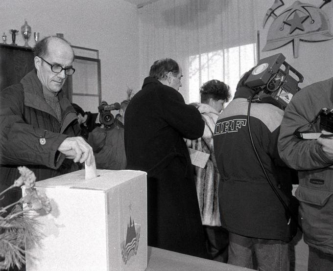 Slovenski plebiscit je privabil številne tuje novinarje, med drugim tudi televizijo ORF iz sosednje Avstrije. | Foto: Tone Stojko, hrani Muzej novejše zgodovine Slovenije