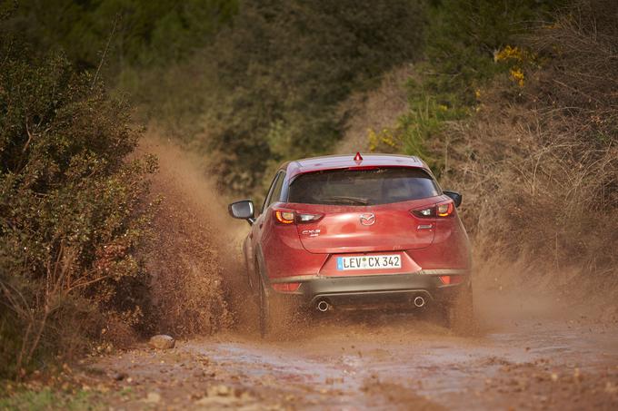 Če naletite na nenadno spremembo vremena, speljujete na spolzki podlagi ali zapeljete v ovinek na suhi cesti, vam štirikolesni pogon pomaga uspešno premagati vse ovire. | Foto: Mazda