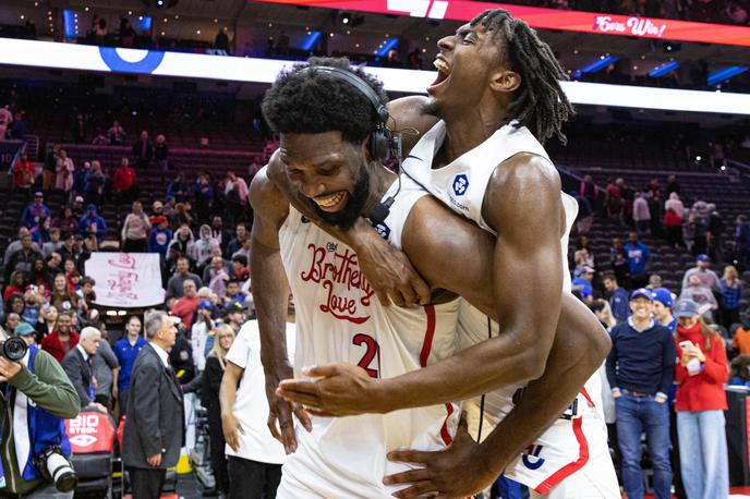 Joel Embiid | Tyrese Maxey je tako čestital Joelu Embiidu za izjemno predstavo proti Utahu. | Foto Reuters