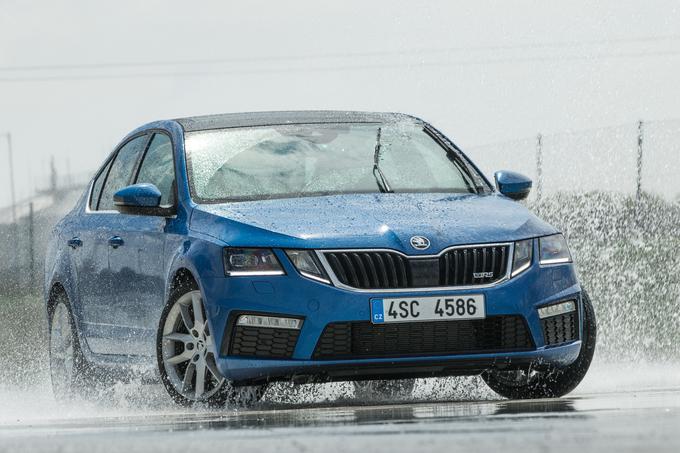 Spredaj gnana octavia RS z izključeno elektroniko drsi nevtralno, če bi hotel sprednji del kam po svoje, ga v red spravita rahel odvzem volana in odločen pritisk plina. | Foto: Škoda