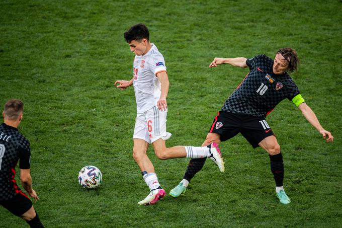 Pedri v boju s skoraj dvakrat starejšim tekmecem Luko Modrićem, s katerim se srečuje tudi na slovitih "el clasicih" v Španiji. | Foto: Guliverimage/Vladimir Fedorenko