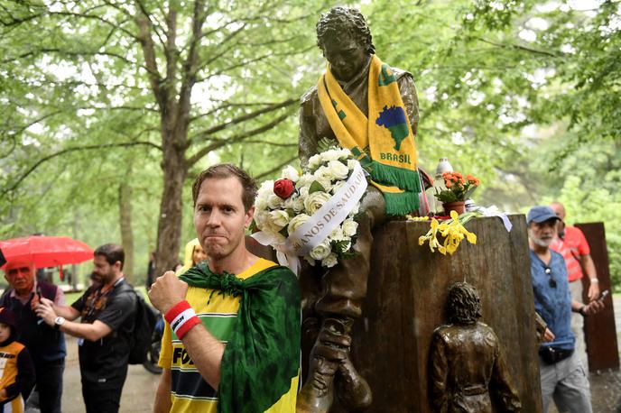 Imola Sebastian Vettel Ayrton Senna | Sebastian Vettel je aktualne dirkače popeljal do spomenika, ki stoji ob progi v Imoli. | Foto Reuters