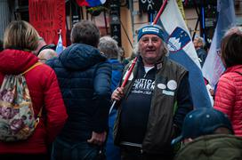 Protest pred mestno hišo proti kanalu C0